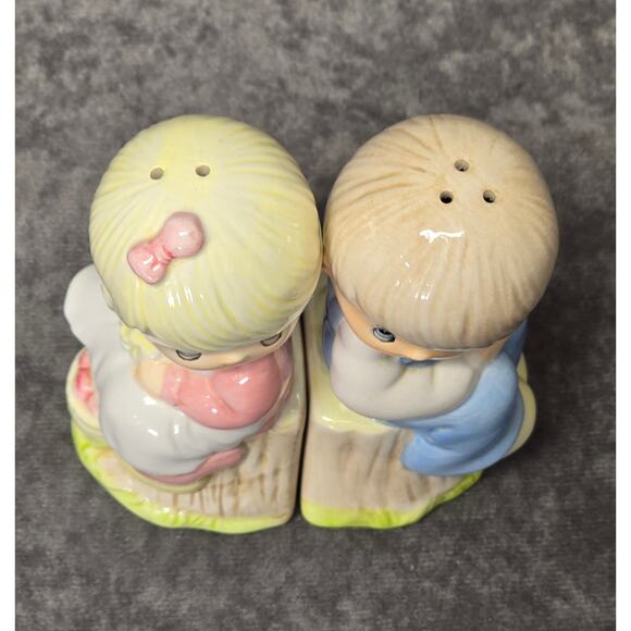 Precious Moments Girl & Boy Sitting on Tree Stump Salt & Pepper Shaker Decor - Picture 4 of 10